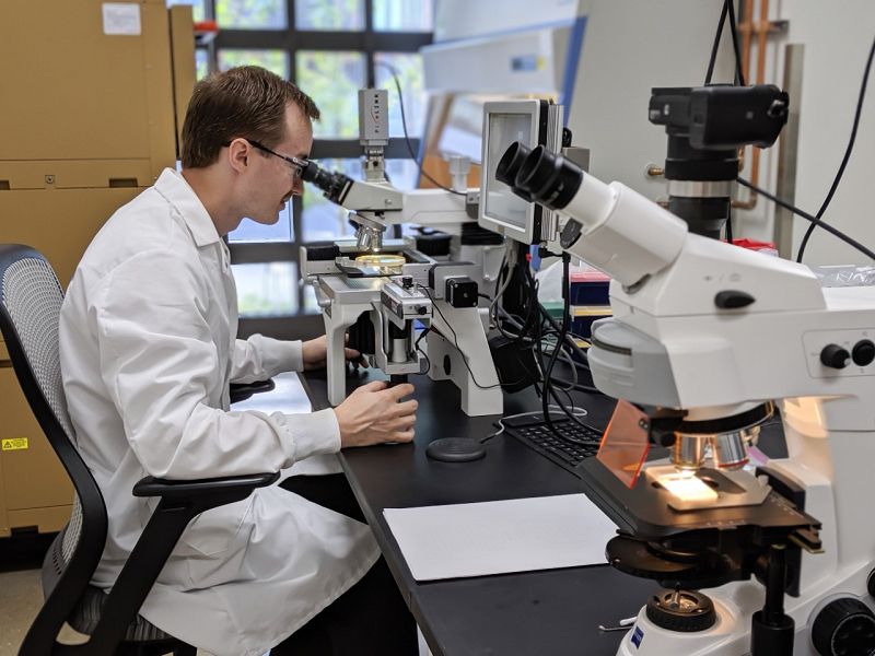 An AB Mauri colleague at the Global Strain Development Center in St. Louis, United States